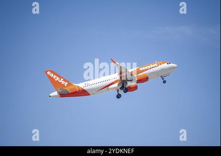 13/05/2024, Berlin, Allemagne, Europe, un Airbus A320-214 de passagers EasyJet Europe immatriculé OE-ICP décollant de Berlin Brandenb Banque D'Images