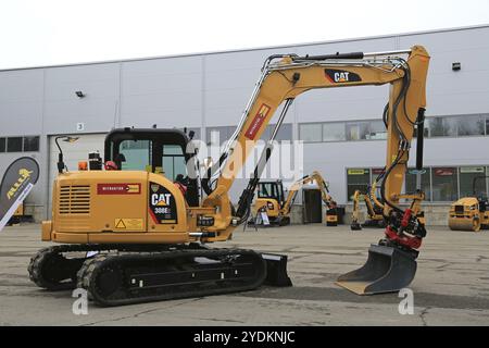 LIETO, FINLANDE, le 12 MARS 2016 : Minipelle hydraulique 308E2 CR Cat avec flèche orientable et autres équipements de construction Cat présentés lors de l'événement public de Banque D'Images