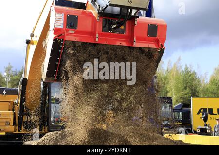 Hyvinkaa, Finlande. 6 septembre 2019. Montage sur pelle hydraulique ALLU d transformateur fixation godet cribleur masse criblage sur Maxpo 2019 Banque D'Images