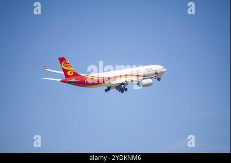 13/05/2024, Berlin, Allemagne, Europe, Un Airbus A330-343 de Hainan Airlines immatriculé B-1097 décollant de Berlin Brandebourg Banque D'Images