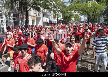 29 juin 2024, Berlin, Allemagne, Europe, les fans de football de l'équipe nationale suisse de football défilent dans la ville ouest de Berlin le long de la Kantstrasse i. Banque D'Images