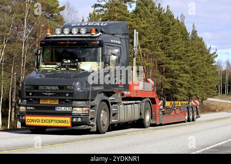 RASEBORG, FINLANDE, le 8 AVRIL 2017 : la remorque noire conventionnelle SCANIA 164L 480 vide à col de cygne de Glogau Yachttransporte pour le transport en bateau se déplace Banque D'Images