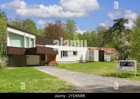 Villa Skeppet, une maison conçue par Alvar Aalto en 1969-70 pour ses amis Christine et Goeran Schildt. Vue de la rue. Raseborg, Finlande. Mai 2022 Banque D'Images