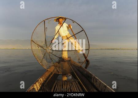 05.03.2014, Nyaung Shwe, État Shan, Myanmar, Asie, un rameur à une jambe pagaie le long de la rive nord du lac Inle tôt le matin. Le lac est Banque D'Images