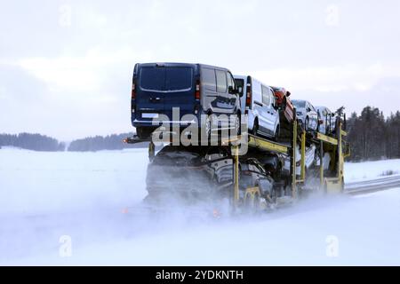 Camion de transport de voiture transporte une charge de véhicules sur un jour de neige d'hiver, vue arrière. Salo, Finlande. 18 janvier 2019 Banque D'Images