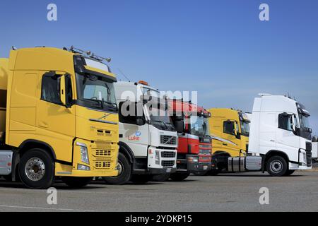 FORSSA, FINLANDE, 9 AVRIL 2017 : gamme de semi-camions Volvo et Scania neufs et d'occasion colorés sur un chantier naval par temps nuageux Banque D'Images