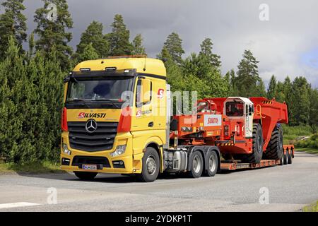 LEMPAALA, FINLANDE, 6 JUILLET 2017 : Mercedes-Benz Actros 3351 de Silvasti Heavy Transports Sandvik Underground Truck sur une remorque en col de cygne le long de la route. Le Banque D'Images