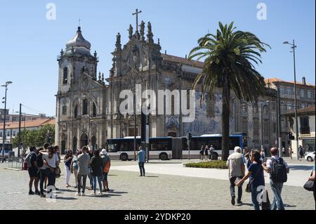 15/06/2018, Porto, Portugal, Europe, les gens sur une place publique devant les deux églises Carmo et Carmelitas, Europe Banque D'Images