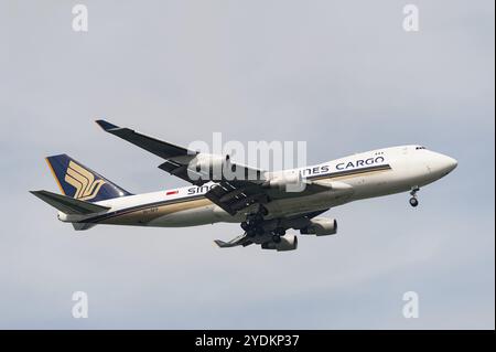 15.07.2023, Singapour, République de Singapour, Asie, Un avion cargo de Singapore Airlines de type Boeing 747-400 F immatriculé 9V-SFP en approche Banque D'Images