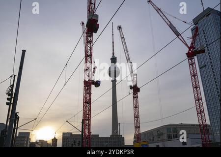 22.11.2023, Berlin, Allemagne, Europe, la tour de télévision berlinoise sur Alexanderplatz dans le quartier Mitte au crépuscule avec grues de construction sur la const Banque D'Images