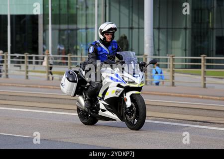 Helsinki, Finlande. 21 août 2019. Policier à moto dans le centre d'Helsinki le jour de la visite du président russe Vladimir Poutine Banque D'Images