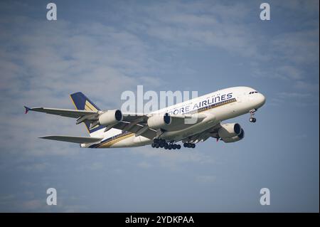 02.08.2023, Singapour, République de Singapour, Asie, Un Airbus A380-800 de Singapore Airlines, immatriculé 9V-SKY, en approche de Chang Banque D'Images