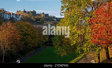 Princes Street Gardens East, Édimbourg, Écosse, Royaume-Uni. 27 octobre 2024. Soleil sur le centre-ville pour l'heure de recul d'automne des horloges. De nombreux arbres à feuilles caduques perdent leurs feuilles alors que le vent et les nuits plus froides pénètrent. Sur la photo : couleurs automnales des arbres à feuilles caduques dans les jardins de Princes Street East avec les galeries nationales et le château d'Édimbourg en arrière-plan. Credit : Archwhite/Alamy Live news. Banque D'Images