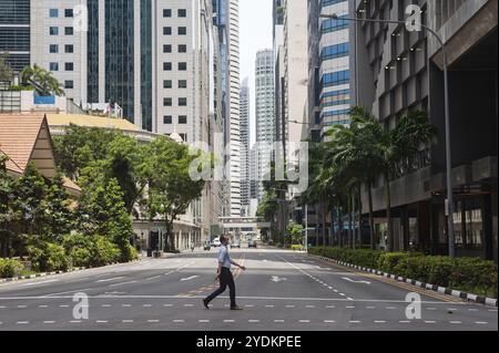 08.05.2020, Singapour, République de Singapour, Asie, Un homme porte un masque facial pour se protéger de l’infection par le coronavirus pandémique (COVID-19) Banque D'Images