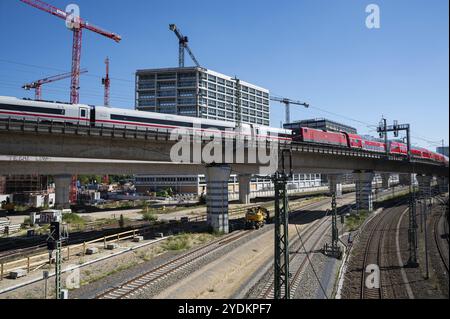 06/09/2023, Berlin, Allemagne, Europe, le trafic ferroviaire traverse un pont devant un chantier de construction avec des grues de construction à EuropaCity dans le nouveau Banque D'Images