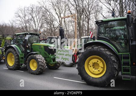 18.12.2023, Berlin, Allemagne, Europe, plusieurs milliers de fermiers manifestent avec leurs tracteurs devant le Tor Tor de Brandebourg dans la capitale à nouveau Banque D'Images