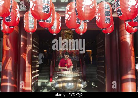 11.08.2018, Singapour, République de Singapour, Asie, Un homme prie au Temple de la relique des dents de Bouddha dans le quartier de Chinatown, Asie Banque D'Images