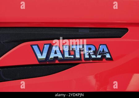 Logo Valtra sur le côté d'un tracteur agricole Valtra moderne rouge. Salo, Finlande. 23 juin 2024 Banque D'Images