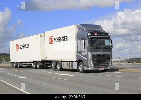 SALO, FINLANDE, 17 JUILLET 2016 : camions Volvo FH gris acier et remorques DB Schenker sur un pont à voies multiples en été Banque D'Images