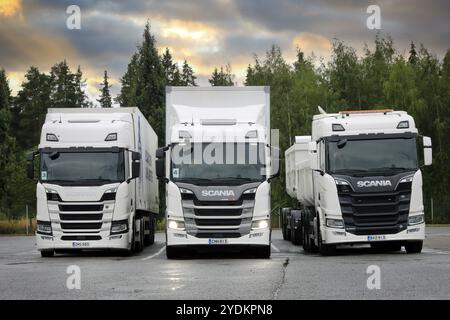 Camions de transport SCANIA blancs, à partir de la gauche R410, phares G500 allumés, R650 garé sur cour. Scania en Finlande 70 ans de tournée. Turku, Finlande. 23 août 2019 Banque D'Images