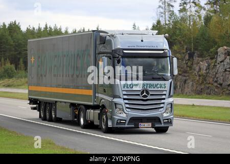 PAIMIO, FINLANDE, 18 SEPTEMBRE 2016 : Mercedes-Benz Actros Flowertrucks semi pour le transport de fleurs se déplace le long de l'autoroute dans le sud de la Finlande en automne Banque D'Images