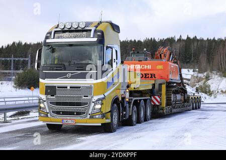 Salo, Finlande, 9 mars 2019 : Volvo FH16 Truck Mantyla avec remorque à chargeur bas transportant une pelle Hitachi ZX 350LC en charge large un jour d'hiver, UE Banque D'Images