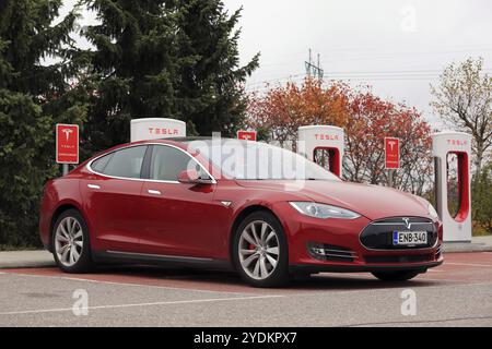 PAIMIO, FINLANDE, le 14 OCTOBRE 2016 : la berline de luxe Red Tesla Model S est en cours de recharge à la station Tesla Supercharger Banque D'Images