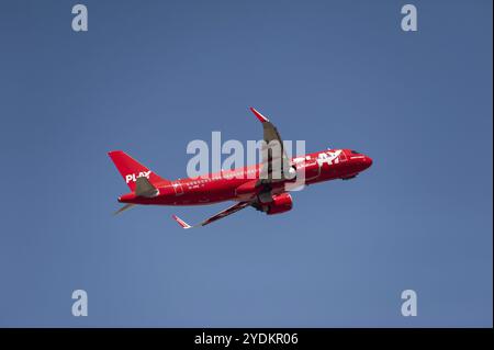 04.06.2023, Berlin, Allemagne, Europe, un Airbus A320 Neo de Play Airlines immatriculé TF-PPE décollant de Berlin Brande Banque D'Images