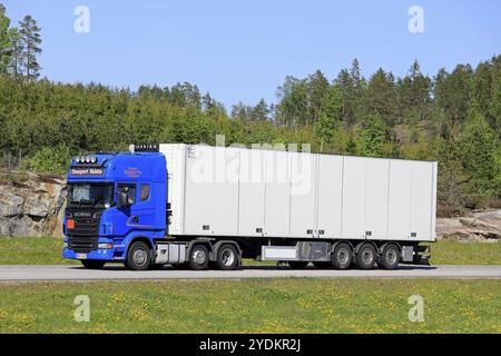 Paimio, Finlande, 18 mai 2018 : le camion Blue Scania R500 tire une semi-remorque à température contrôlée FNA sur l'autoroute par une belle journée d'été, en Europe Banque D'Images