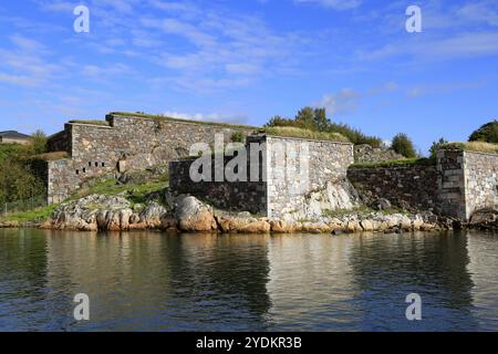 Fortifications par le rivage de l'île d'ISO Mustasaari, forteresse maritime de Suomenlinna, Helsinki Finlande. Suomenlinna est un site classé au patrimoine mondial de l'UNESCO Banque D'Images