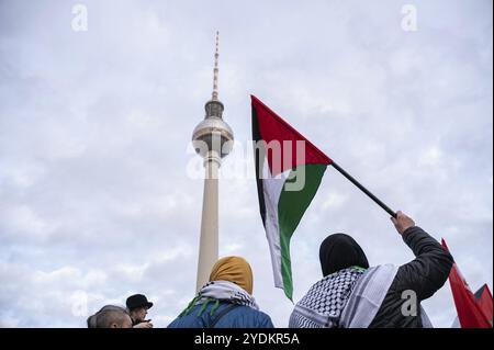 04.11.2023, Berlin, Allemagne, Europe, plus de 8000 participants manifestent leur solidarité et prennent part à une manifestation pour la Palestine et contre Israël Banque D'Images
