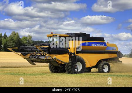 Début de la récolte d'automne en Finlande : un agriculteur récolte l'orge avec la moissonneuse-batteuse New Holland CS540 à Salo, en Finlande. 1er août 2020 Banque D'Images