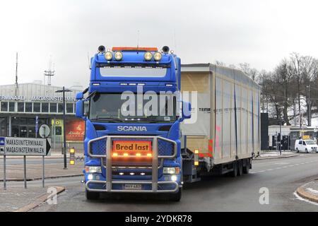 HELSINKI, FINLANDE, le 16 JANVIER 2017 : le transport semi-large surdimensionné de modules de maisons préfabriquées Blue Scania se prépare à commencer le voyage à Helsin Banque D'Images