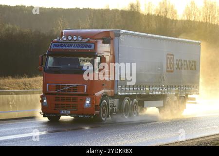 Red Volvo FH 440 Pakkalan Liikenne Oy tire la remorque cargo DB Schenker le long de la route humide dans la lumière dorée du coucher du soleil. Salo, Finlande. 24 Janvier 2020 Banque D'Images