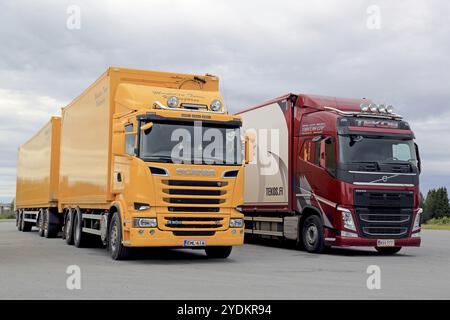 JALASJARVI, FINLANDE, 14 AOÛT 2016 : vue de face de deux nouveaux camions cargo, jaune SCANIA R500 de Mantelan Turve et rouge Volvo FH de Tekos Oy, stationnés sur Banque D'Images