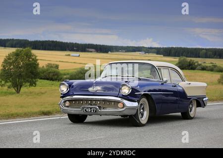 VAULAMMI, FINLANDE, 4 AOÛT 2018 : voiture classique Oldsmobile Super 88 des années 1950 sur la route panoramique sur la croisière de voiture Maisemaruise 2018 à Tawastia proprement dit, Finlande, E. Banque D'Images