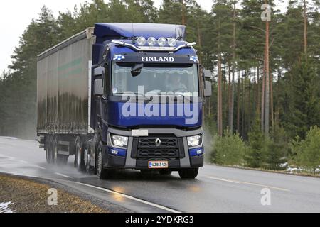 SALO, FINLANDE, 4 MARS 2017 : Blue Renault Trucks T semi de Rahtipower Oy transporte une remorque de rideau sur une route asphaltée humide par une journée nuageuse d'hiver Banque D'Images