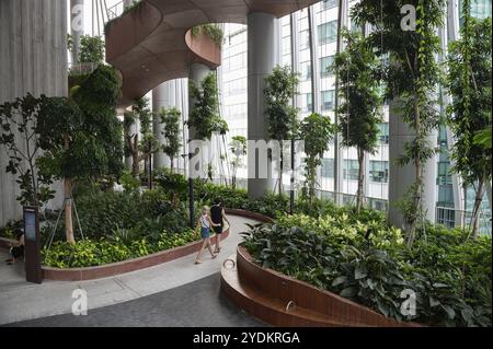 01.08.2023, Singapour, République de Singapour, Asie, visiteurs sur l'un des quatre niveaux du jardin vertical Green Oasis dans le nouveau skyscrap CapitaSpring Banque D'Images