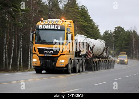 Yellow MAN TGX Bohnet GmbH semi remorque surbaissée transporte le matériel industriel comme charge surdimensionnée sur route en direction de port de Hanko. Raasepori, Finlande. Mai 17, 2020 Banque D'Images