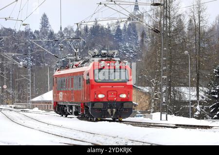 Véhicule d'inspection de voie Ttr99 MEERI du MERMEC italien en essai de diagnostic sur le chemin de fer côtier finlandais, arrivant à Salo, Finlande. 12 février 2021 Banque D'Images