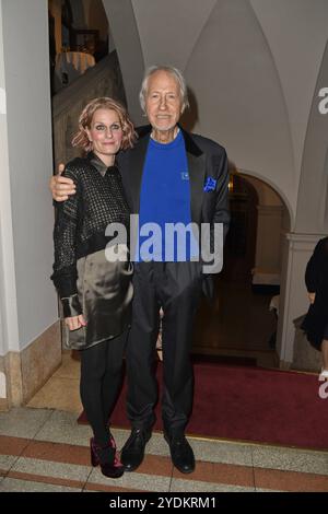 Reiner Schoene mit Ehefrau Anja Schoene BEI der VERLEIHUNG Götz GEORGE PREIS 2024 im Haus der Kaiserin-Friedrich-Stiftung in Berlin AM 26.10.2024 *** Reiner Schoene avec sa femme Anja Schoene à la CÉRÉMONIE DE REMISE DU PRIX Götz GEORGE 2024 à la Haus der Kaiserin Friedrich Stiftung in Berlin le 26 10 2024 Banque D'Images