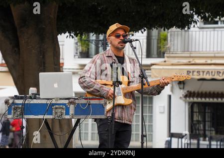 Chanteur guitariste, se produisant sur scène lors d'un événement à Mijas, Espagne. Banque D'Images