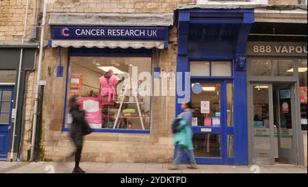 Stamford, Lincolnshire, Royaume-Uni. 26 octobre 2024. Cancer Research UK Charity Shop dans l'élégante ville géorgienne de Stamford, Lincolnshire. Banque D'Images