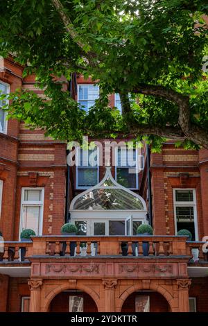 Londres 06.15.2022 : balcon avec véranda d'une maison à Sloane Gardens Banque D'Images
