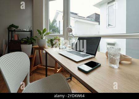 Espace de travail moderne avec vue fenêtre ouverte Banque D'Images