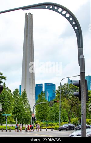 Le Mémorial aux victimes civiles de l'occupation japonaise, localement, le Mémorial civil de guerre, encadré par un lampadaire courbe à Singapour Banque D'Images