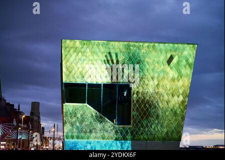 Le festival Lightpool a lieu chaque année pendant l'illumination de Blackpool lors des vacances scolaires de mi-trimestre. L'installation Pulse projette sur le mur de la chapelle de mariage Banque D'Images