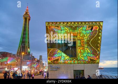 Le festival Lightpool a lieu chaque année pendant l'illumination de Blackpool lors des vacances scolaires de mi-trimestre. L'installation Pulse projette sur le mur de la chapelle de mariage Banque D'Images