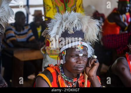 Un homme traditionnel Karimojong dans un casque culturel à Kotido, Karamoja Ouganda Banque D'Images