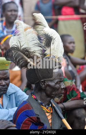 Un aîné de Karomojong dans un couvre-chef traditionnel à Kotido, Karamoja Ouganda Banque D'Images